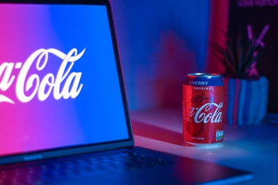 笔记本电脑旁的可口可乐汽水罐